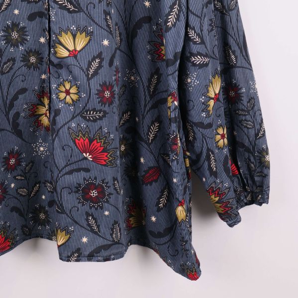 Närbild på ärm och nederkant, blommig tunika