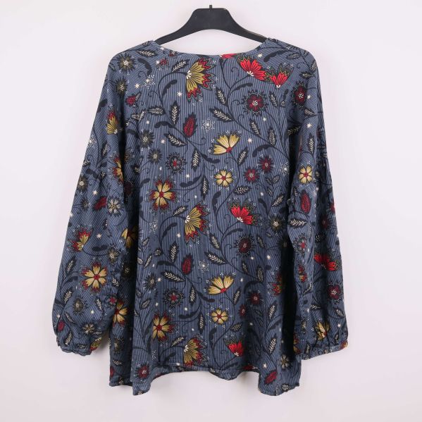 Baksida av blommig tunika i blått