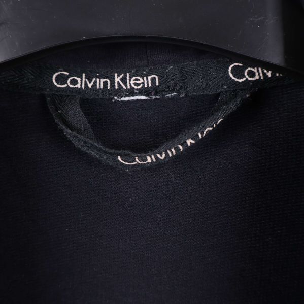 Calvin Klein-logotyp på insidan av kragen