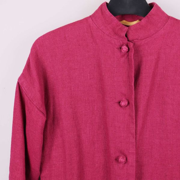 Närbild på överdel av skjortan och klädda knappar