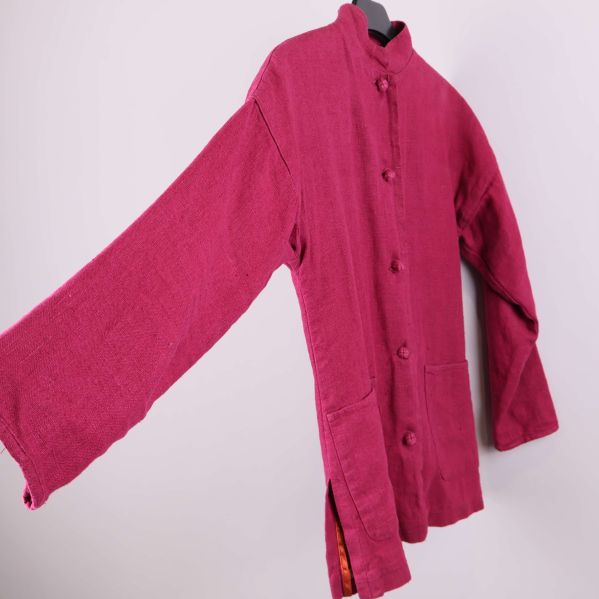 Linneskjortan sedd i vinkel som visar ärm