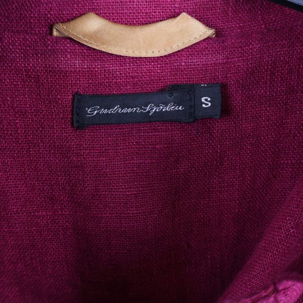 Närbild på märkesskylt och storlekslapp S