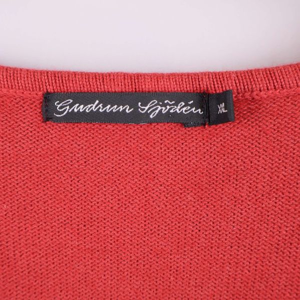 Närbild på Gudrun Sjödén-etikett i halsen