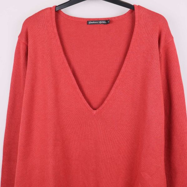 Närbild på tröjans djupa v-ringning