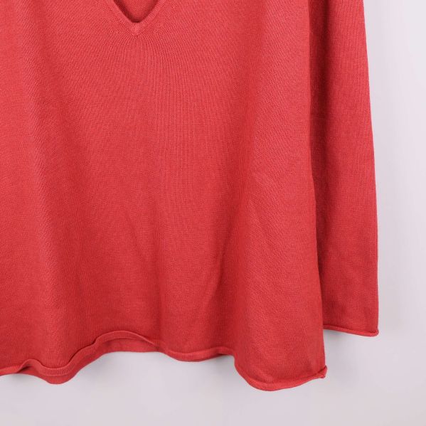 Närbild på tröjans nederkant och tygstruktur