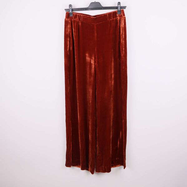 Vida sammetsbyxor i rostbrun nyans upphängda framifrån