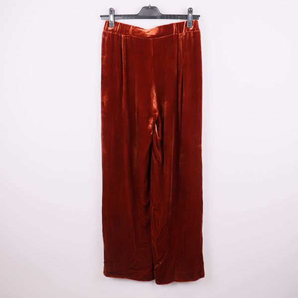 Vida sammetsbyxor i rostbrun nyans upphängda bakifrån