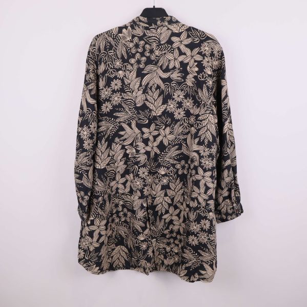 Baksidan av tunika med blommigt mönster