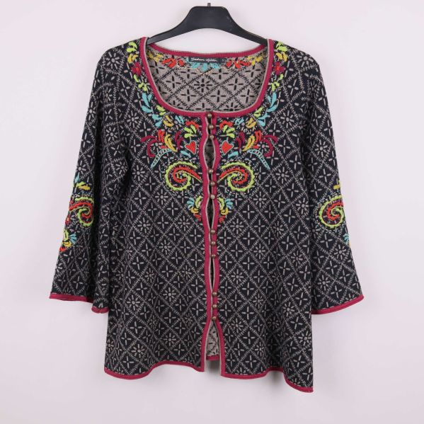 Mönstrad kofta med brodyr och knappdetaljer, framifrån