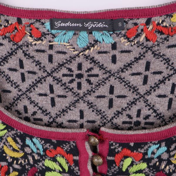 Närbild på Gudrun Sjödén-etikett vid halsringning