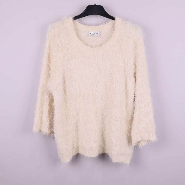 Luddig cremevit tröja från Ganni framtill