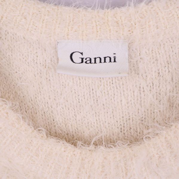 Närbild på hals och Ganni-logga på etikett