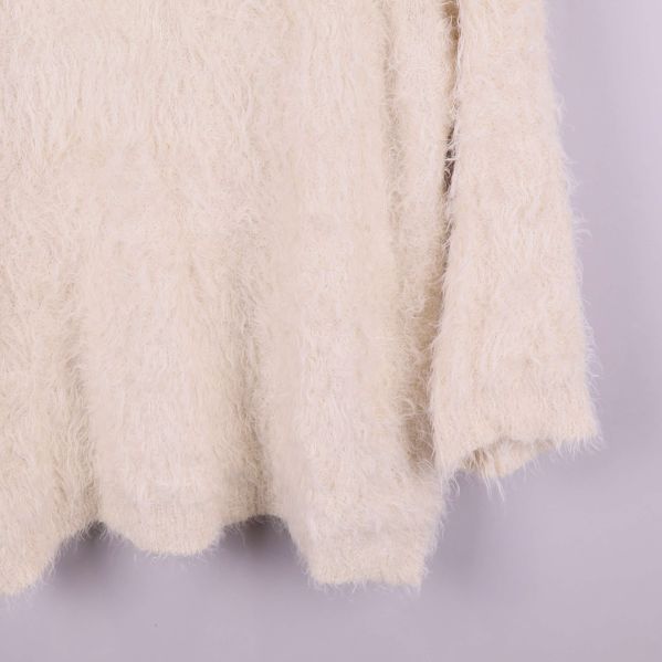 Nedre del av tröjan med tydlig fluffig yta