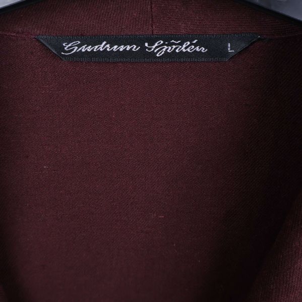 Detaljbild på Gudrun Sjödén-märkning i nacken