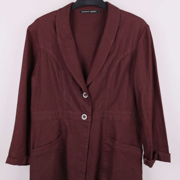 Närbild på kavajens framknäppning och fickor