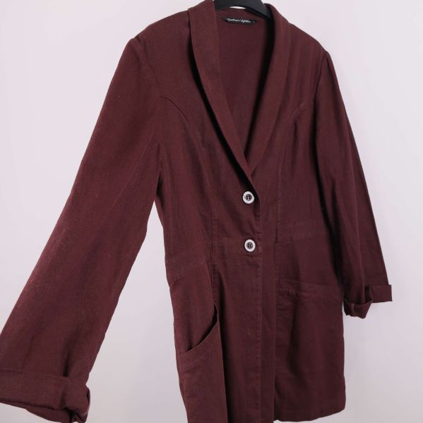 Kavaj med upprullad ärm och fickor visade från sidan