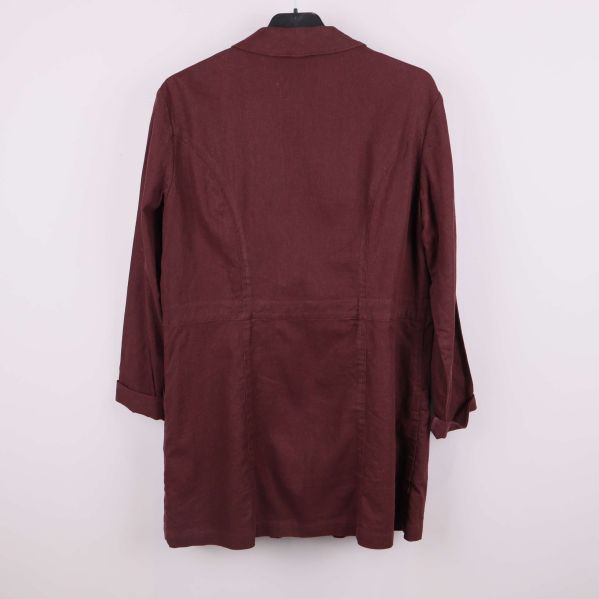 Baksidan på vinröd kavaj med enkel design