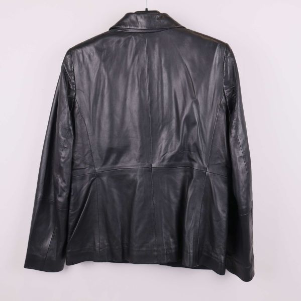 Baksida av svart skinnkavaj med synliga sömmar