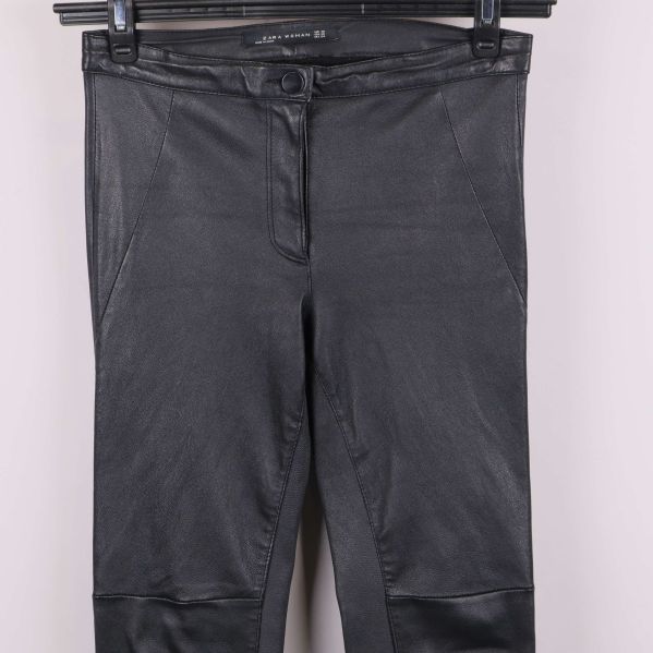 Ovanifrån bild på överdelen av svarta byxor