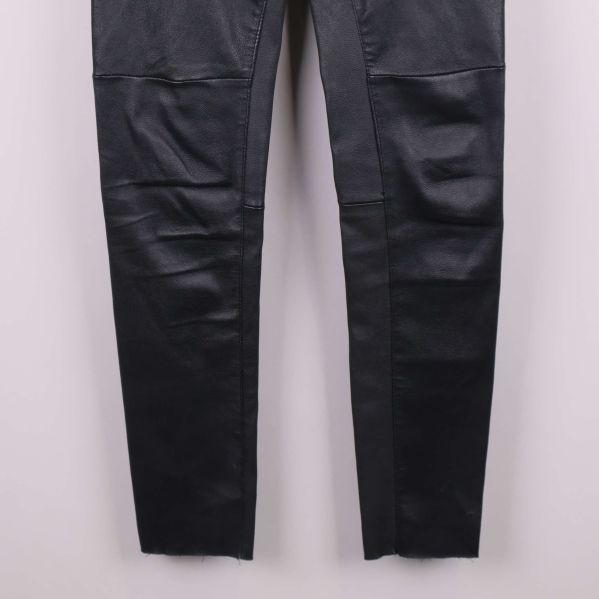 Nederdel av svarta byxor med detaljsömmar