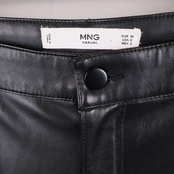 Närbild på midjan och etikett med MNG Casual logga