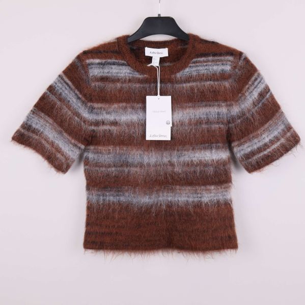 Brun och grå randig kortärmad topp på galge