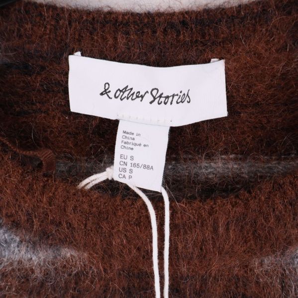 Närbild på halsmärke från & Other Stories och storlek EU S