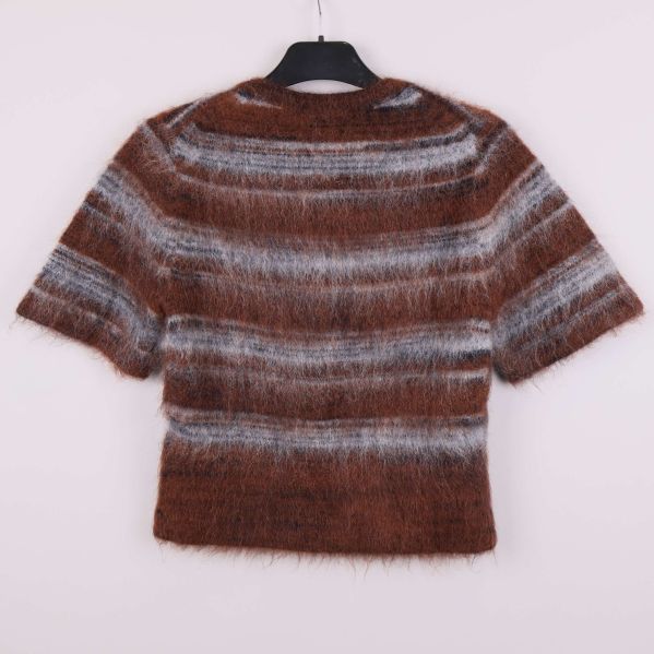 Baksidan av kortärmad brun och grå stickad topp