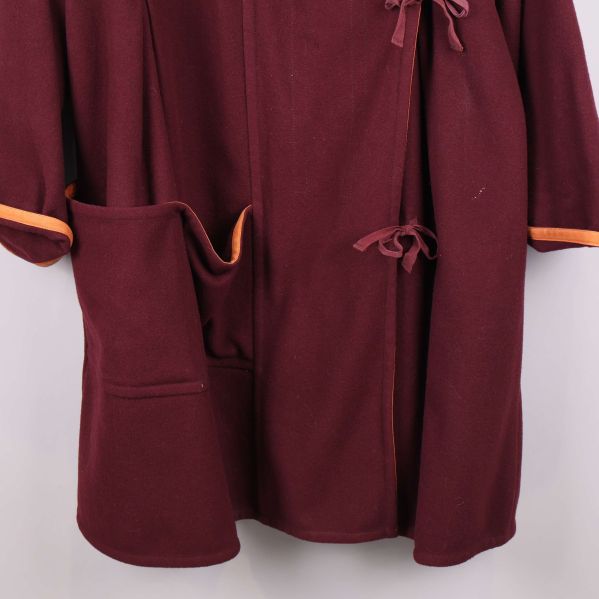 Närbild av stor ficka och nedre delen av jackan