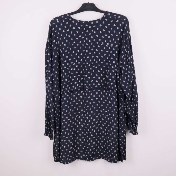 Mönstrad topp i mörkblått sett bakifrån