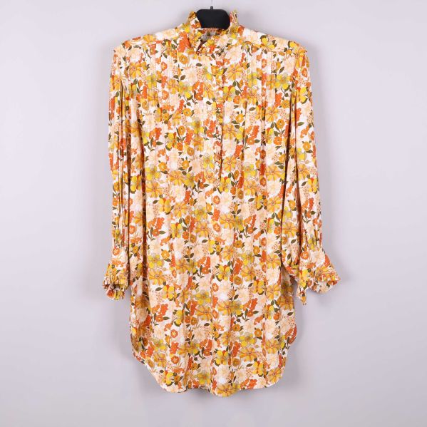 Framsida av blommig långskjorta