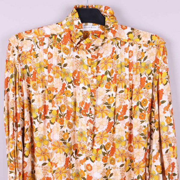 Volangkrage och detaljrik blommönster