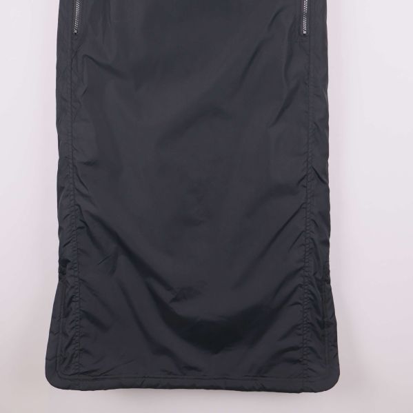 Nedre del av svart termokjol med rynkade sidor tydliga