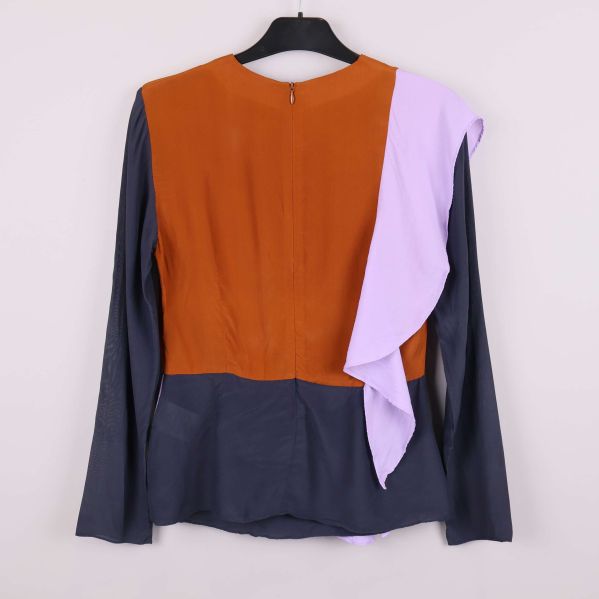 Baksida på blus med volang och dragkedja