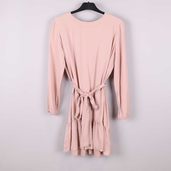 Framsida med knytband och volang