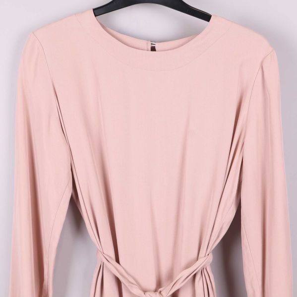 Detalj av halsringning och knytband