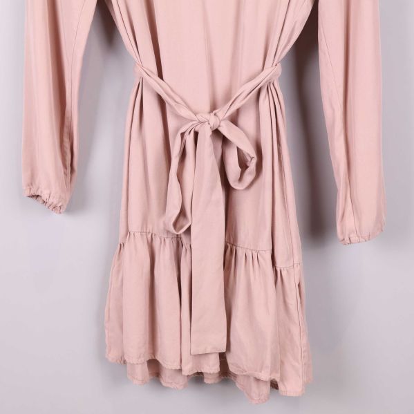 Detalj av halsringning och knytband