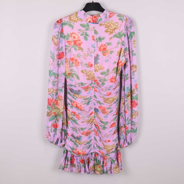 Bakstycke på blommig klänning