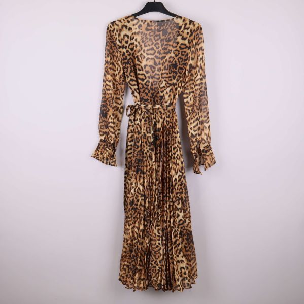 Ryggsida av leopardmönstrad klänning