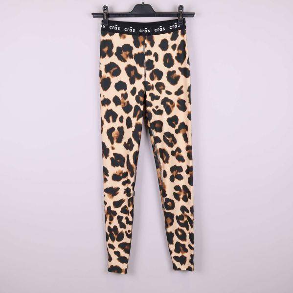 Framsida av tights med leopardmönster