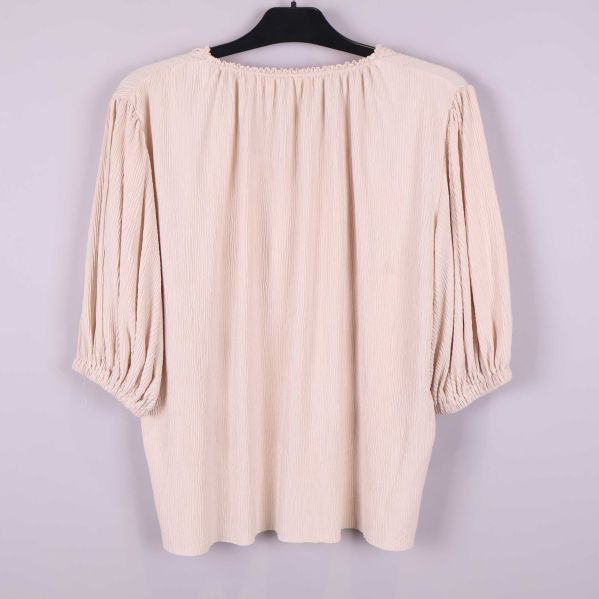 Baksida av strukturerad blus