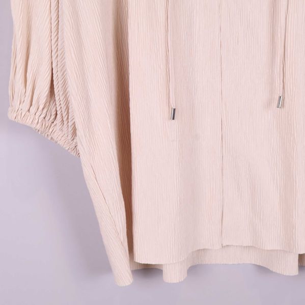 Strukturerad nederkant på blusen