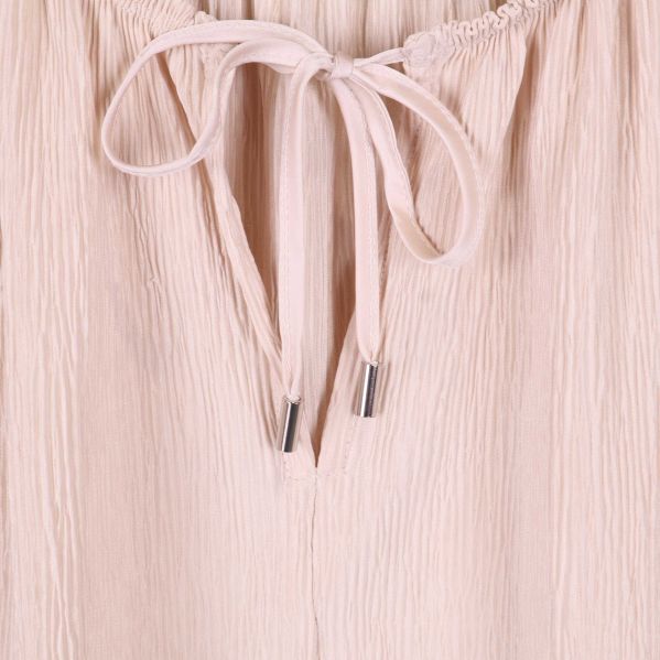 Knytdetalj vid halsringning