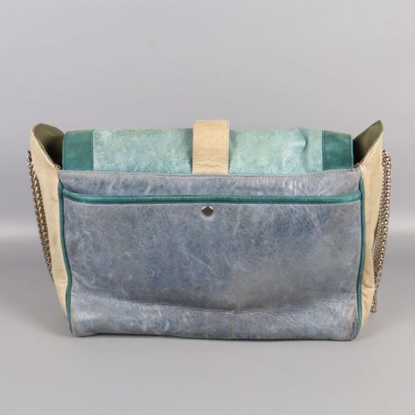 Rymlig ficka på baksidan