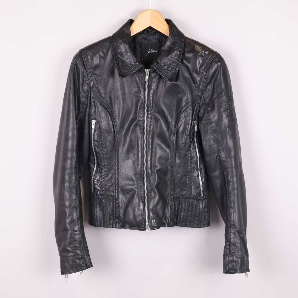 Jacka i skinn med dragkedjor