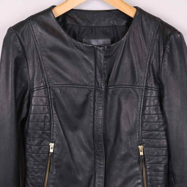 Rund halsringning och dekorativa sömmar