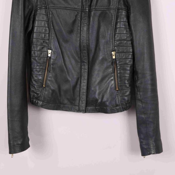 Detalj: dragkedjefickor framtill