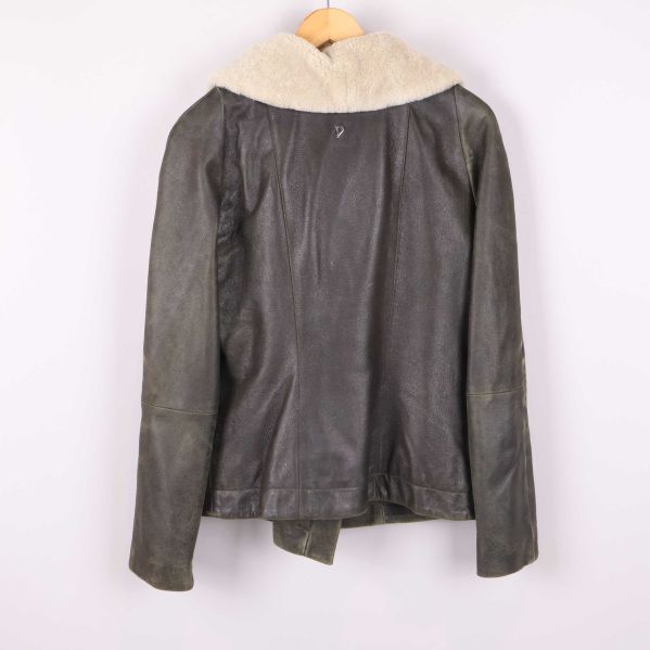 Ryggsidan visar fuskpälskragen