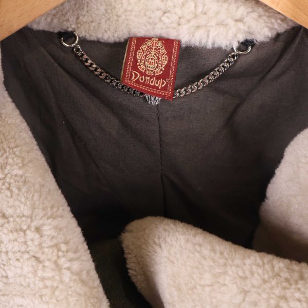 Varumärkeslapp och fuskpäls