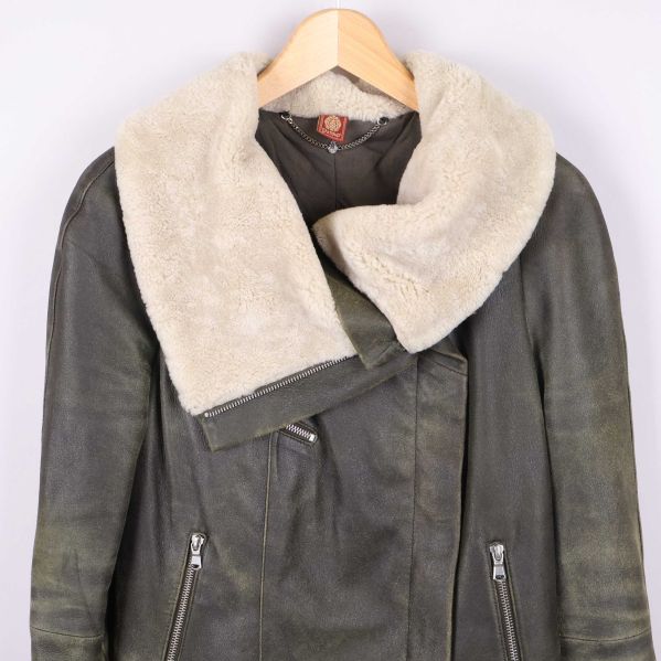 Stora dragkedjor och markerad krage